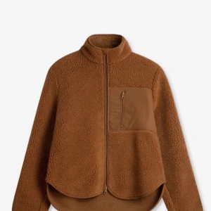 Teddy jacka från A Day’s March - Säljer min Teddy jacka i färgen ”Dark caramel” från A Day’s March. I fint skick då den ej kommit till användning för mig. Inköpt för cirka 1 300kr. Kan frakta, då står köparen för frakten! 💓