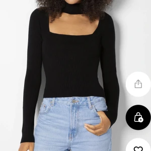 Tröja, Bershka - Säljer en helt oanvänd svart tröja från Bershka i storlek S, prislapp finns kvar💕Säljer då jag inte hittat rätt tillfälle att använda den. Nypris 279kr, jag säljer för 139kr+frakt💕
