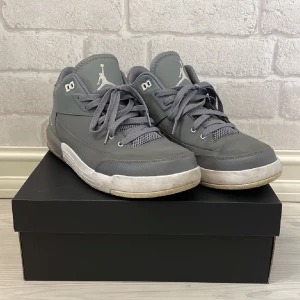 Grey Jordan Flight 3 - Säljer dessa Jordan Flight 3 då dom inte längre används. Lite använda men i ett väldigt bra skick, köpta för många år sedan så finns nog inte kvar att köpa heller✨☺️
