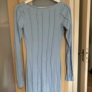 Jättefin ljusblå klänning från Hanna Schönbergs kollektion med NA-KD. Endast använd 1 gång och är som i nyskick! Skicka pm om ni vill ha fler bilder på klänningen🫶🏽