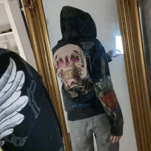 Rhinestone hoodie - Snygg y2k rhinestone hoodie. Liknar ed hardy⚡️ Passar storlek S-M. Använd gärna köp nu!