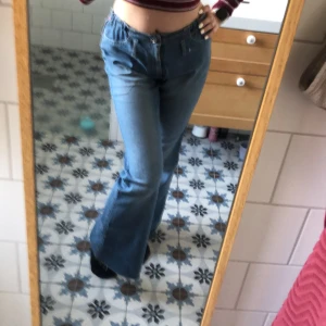 Bootcut jeans - Ett par bootcut jeans som dessvärre var för stora för mig. Supersnygga köpta här på plick💕