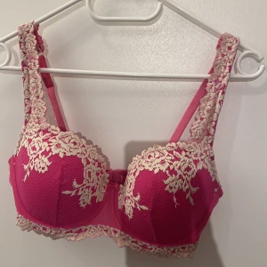 Intimissimi Bh - Säljer nästan helt oanvänd bh från intimissimi! Den är otroligt skön men säljer den pga att jag har andra fäger jag gillar mer. Jag köpte den för 500kr men säljer den för 300kr + frakt!  Skicka dm för fler bilder! 