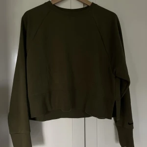 Nike crewneck - Nike crewneck i en militärgrönt färg. Lite kortare passform, på mig som är 1,65 slutar den strax nedanför naveln. Tröjan är i väldigt bra skick, knappt använd då den inte passade mig så bra