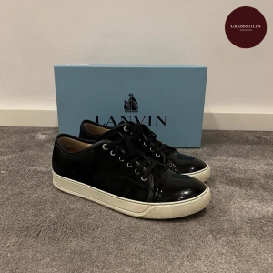 Lanvin Cap Toe - Säljer nu ett par svarta Lanvin Cap Toes i storlek 43 (fits 43/44). Skorna är i gott skick och knappt använda! Allt på bilden medföljer. Vid köp fraktas skorna spårbart via postnord!