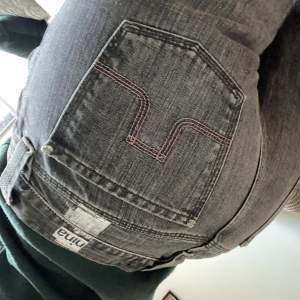 Mörkgrå jeans från J. Lindeberg, modellen ”Nina”, W30, L34 (typ M) Lågmidjade och lite utsvängda. I fint skicka men tyvärr för långa på mig (165). Kan mötas upp i sthlm