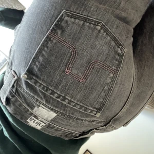 J. Lindeberg jeans - Mörkgrå jeans från J. Lindeberg, modellen ”Nina”, W30, L34 (typ M) Lågmidjade och lite utsvängda. I fint skicka men tyvärr för långa på mig (165). Kan mötas upp i sthlm