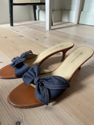 Kitten heels  - Så fina låga klackar med jeans rosett💕