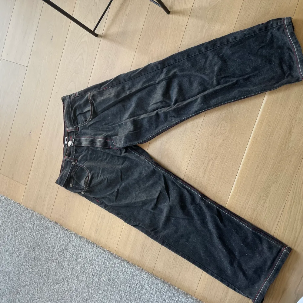 Jeans ja köpte förra sommarn, lite mer y2k stil antar jag. Storleken är nog lite mindre än va de står.. Jeans & Byxor.