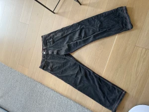 Jeans - Jeans ja köpte förra sommarn, lite mer y2k stil antar jag. Storleken är nog lite mindre än va de står.