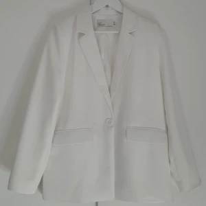 Vit kavaj/blazer - Jättefin relativt tunn kavaj/blazer från Nelly, Använd en gång på studenten så är i väldigt fint skick. Nypris: 500 kr