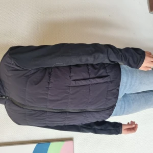 Svart Zara jacka - Storlek S Svart snygg herrjacka tidig höst/ vår eller som underjacka, vadderad dun fram och smidigt tyg på rygg och ärm.