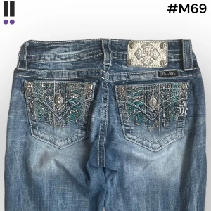 lågmidjade m69 bootcut jeans - MissMe jeans i model Boot 💜 Tag 27W 💜Midja (rakt över) 34cm 💜 Innerben 72cm 💜 Ytterben 92cm 💜 Benöppning 21cm 💜 Sprucken färg på baktag. 💜Våra mått blir W=26 och L=28 💜 Men jämför alltid måtten med dina bästa jeans💜M69