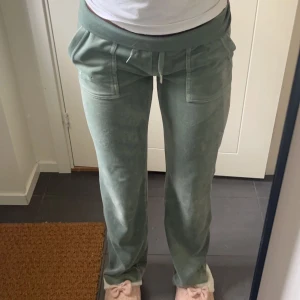 Juicy byxor - Juicy byxor i färgen chinois green💓💓 Pris kan diskuteras vid snabb affär!