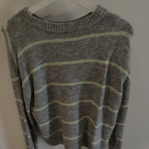 stickad tröja  - stickad tröja, ljusgrå och ljusgröna ränder i verkligheten. stl M men som en S. fint skick, 60kr💚 frakt tillkommer 