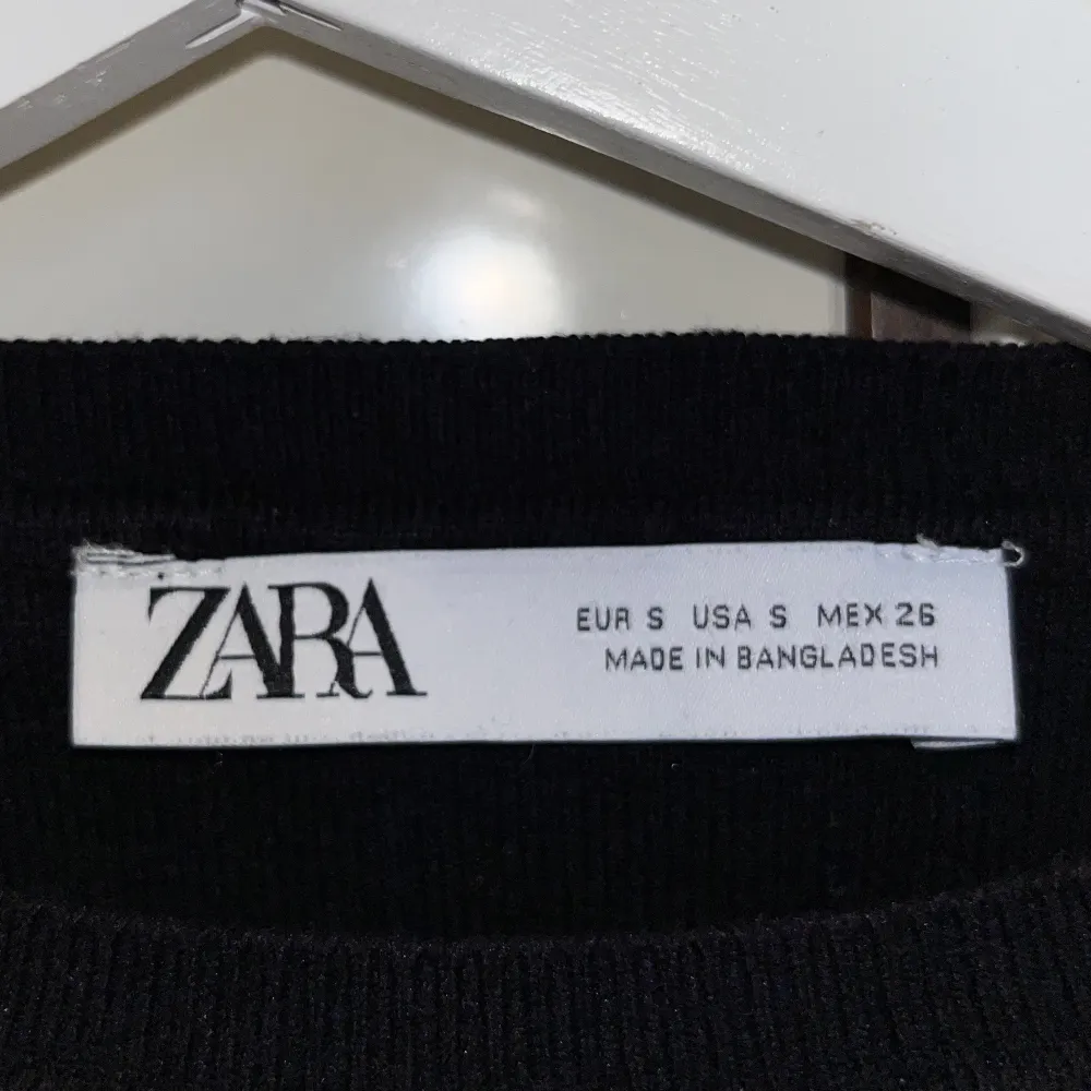 Jättefin tight croppad svart långärmad tröja från Zara. Tröjan har ett litet hål i ena armhålan som jag försökt laga, skriv privat för bild. Storlek S men skulle mer säga att den passar som en XS.. Toppar.