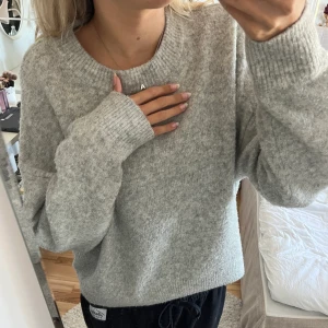 Stickad tröja - En mysig stickad tröja från hm, ett litet litet hål på tröjan finns (visas på andra bilden) men ingenting man märker eller tänker på, annars jättefin! Säljer då jag tyvärr inte använder den längre. Skriv om ni har frågor eller liknande🫶