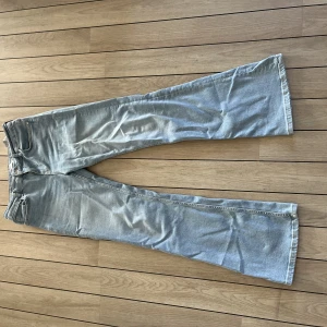 Jeans  - Ljusblåa jeans från zara. 