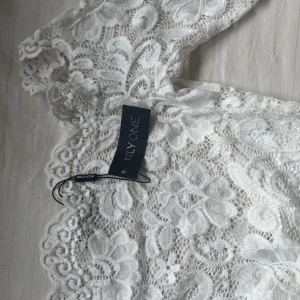 Klänning  - Super fin spets klänning lite tajtare formar kroppen. Aldrig använd, hör av er vid intresse kramis 🌸