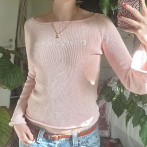 DKNY Stickad Tröja - Ljusrosa Stickad Boatneck-tröja med Utsvängda Ärmar.  Trycket lyder: "DKNY JEANS".  Denna är så fin och bekväm!  Strl S, i toppskick.