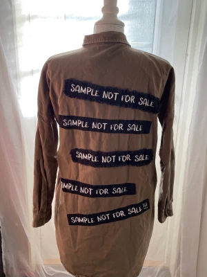 Jacka med text - Aldrig använd. Köpt second hand.