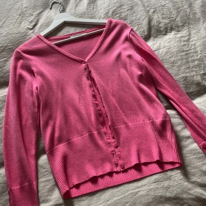 Stickad kofta - Säljer denna koftan ifrån signature i storlek s💗