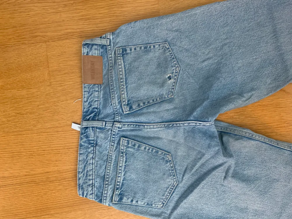 Snygga lågmidjade jeans från weekday  i modellen arrow low straight storlek 24/30 har ett litet hål på fickan och en fläck längst ner på byxan men inget man tänker på annars som nya kolla bilderna💗. Jeans & Byxor.