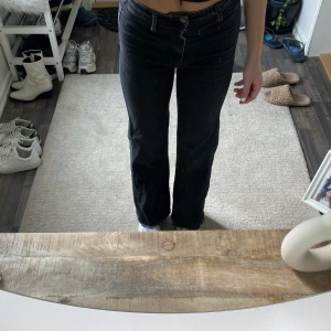 Jeans - Säljer dessa jeans men vet inte vart ifrån. Skriv för fler bilder💕