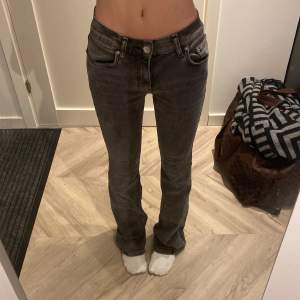 Säljer mina jätte fina jeans från ginatricot, jeansen är i bra skick men har skador längst ner vid bak benen som man ser på sista bilden, men det är inte något som syns.❤️