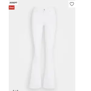 Vita utsvängda jeans 
