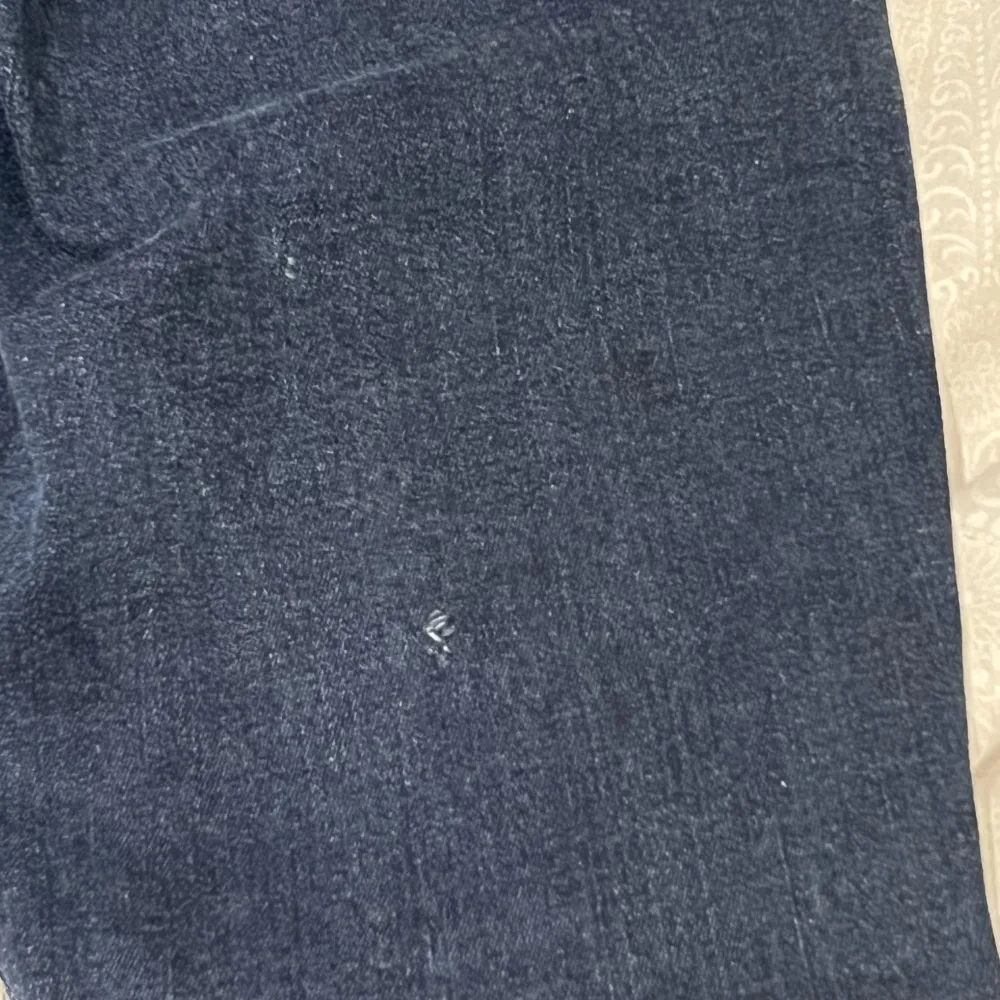 Säljer Molly Jeans från Gina Tricot i storlek S. Köpta för ca 360kr nypris i butik. Använda 1-2 gånger så i princip helt nya, dock finns det ett litet märke på baksida lår (se bild 5) men annars inga tecken på användning. . Jeans & Byxor.