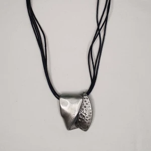 Halsband  - Unikt halsband med vaxade remmar. Inte choker men ändå en tightare form.