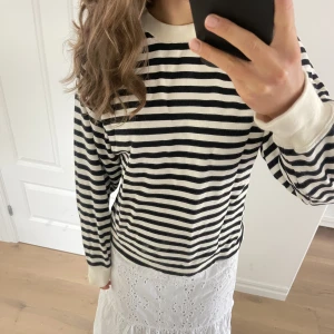 Randig sweatshirt från & other stories  - Säljer denna randiga sweatshirt från & other stories i storlek XS men passar mig som vanligtvis är en S. Använd fåtal gånger så i nyskick. Perfekt nu till hösten!💓💓