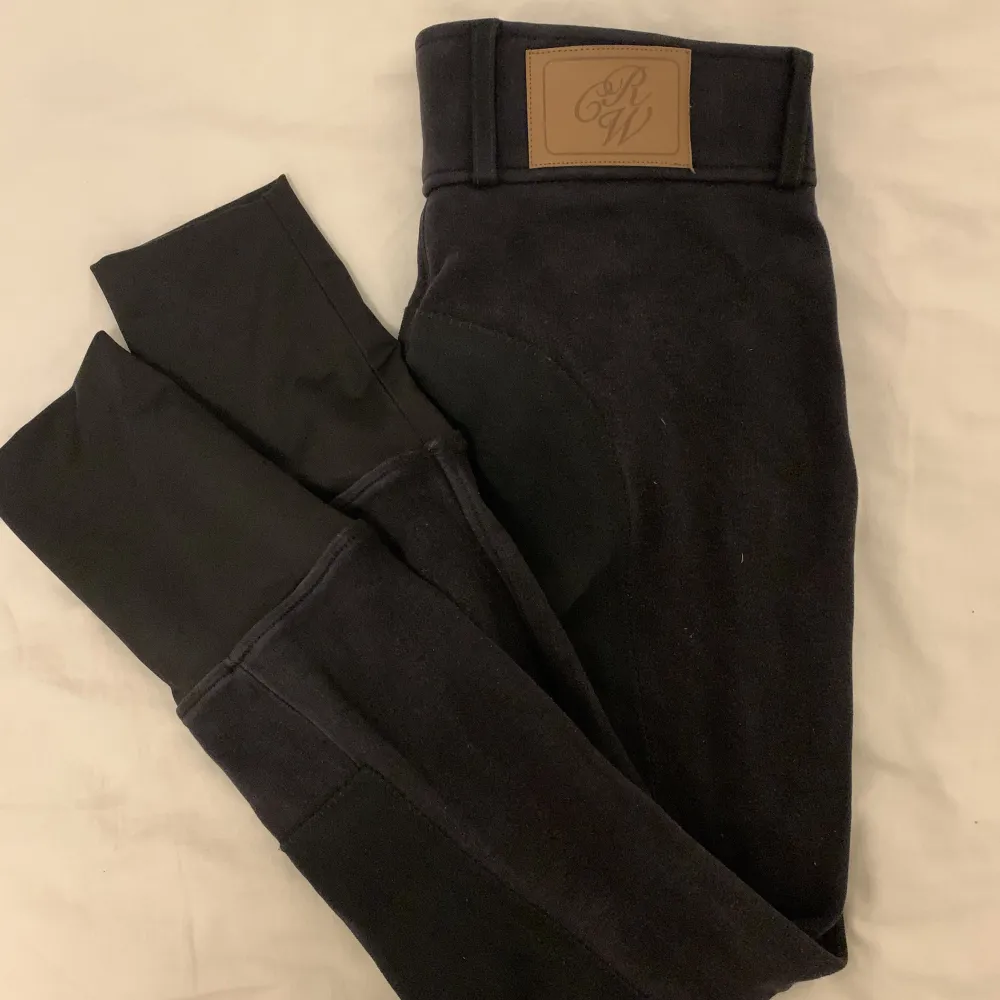 Ett par crw ridbyxor i äldre modell 🌟 Helskodda och i lite tjockare material, perfekt till hösten/vintern 🍁❄️. Jeans & Byxor.