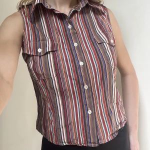 Ärmlös skjorta  - Superfin ärmlös skjorta som tyvärr inte kommit till användning💘I bra skick, passar S-M beroende på hur tight man vill att den ska sitta✨