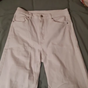 High-waisted byxor. Jag kan inte skicka paket :/ men om due intresserad kan vi träffas i tc. - Byxan har använt några gåner och är lite smutsig längst ner, men man ser knappt:)