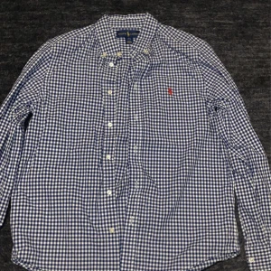 Polo Ralph Lauren Skjorta - Säljer denna fina Raffe skjortan. Storlek L(14-16) - Passar XS. Skjortan är i väldigt bra skick. Nypris ca 1000kr - mitt pris - 249kr. Obs! I samband med köp av en annan skjorta i min profil landar de på 200kr/st. Skriv vid frågor!