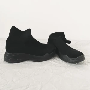 Svarta Sock Skor Träning Workout Sport - Ett par helsvarta "sock-skor"; riktigt bekväma och bra till vardags eller träning!   Storlek: 41. Skick: endast provade inomhus - är nästintill nyskick! Pris: 300kr (NYPRIS: 500kr!) 