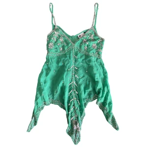 Grön paljett topp  - Paljett linne. Har lösa trådar och pärlor har lossnat. Kontakta vid intresse <3