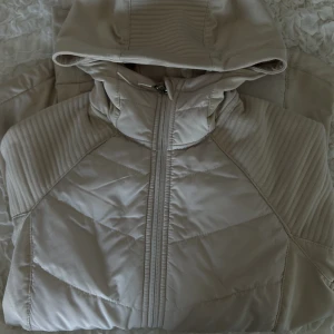 Beige jacka - Beige jacka, passar till vardags och träning, storlek S