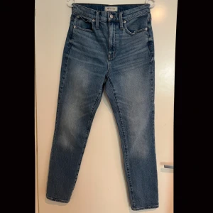 Madewell jeans - Madewell slim jeans, använd en gång 2021, sitter lite lösare runt midjan och tightare över benen. Super sköna! Dock lite långa för mig. 