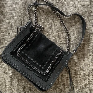 Zara väska - Dena  väskan från zara kosatar orginaltrogen 649kr men säljer för 250kr. Säljer för den kommer inte till användning (vet inte om den inte for och köpa Längre online) ❤️