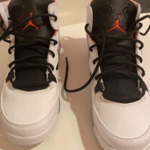 Jordan Flight club 91 - Fina jordans som jag säljer pga dom är för små dom är i bra skick inte andvända speciellt mycket helt slutsålda på Nike hemsida nypris: 1449kr  Köparen står för frakt🫶🏼
