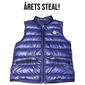 Moncler Gui Väst - STEAL❗️För att komma igång med vår nya Plick sida så lanserar vi nu den eftertraktade Moncler Gui västen i jätte fint skick!🤩💙
