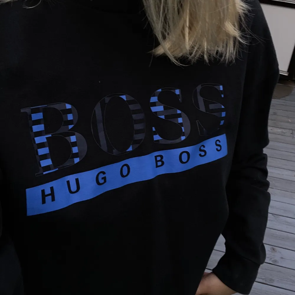 Långärmad t-shirt från Hugo Boss i jätte bra skick. Tröja som min kille haft men passar tjejer också. . Toppar.