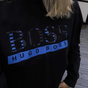 Långärmad t-shirt från Hugo Boss i jätte bra skick. Tröja som min kille haft men passar tjejer också. 