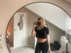 Skjorta - En kroppad svart skjorta från Hm💗