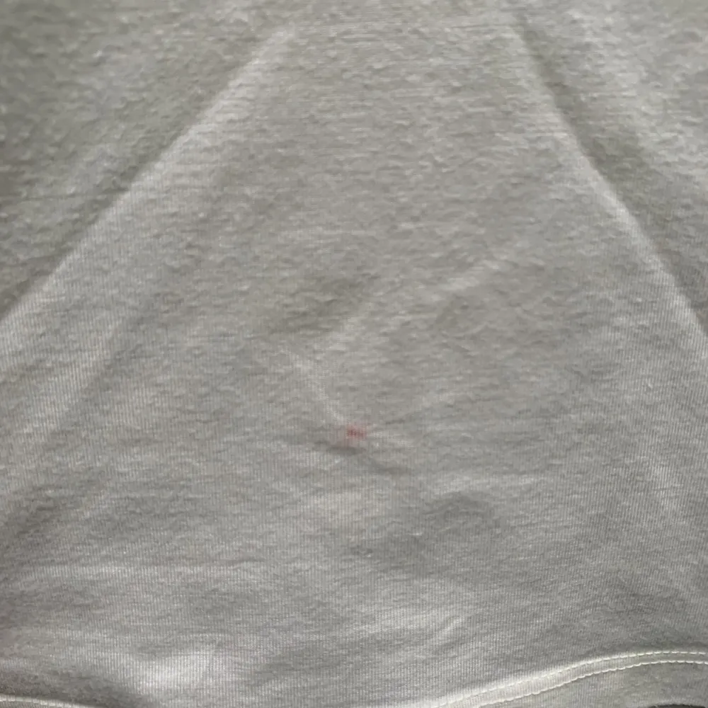 Tshirt från märket Fabienne Chapot, har en liten fläck vid slutet av tshirten. T-shirts.