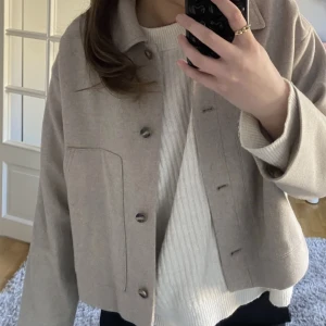 Kappa  - (Obs lånade bilder) skriv för egna! Säljer min superfina korta kappa från Massimo dutti! Den kommertyvärr inte till tillräcklig användning!💕köpte för 1500!