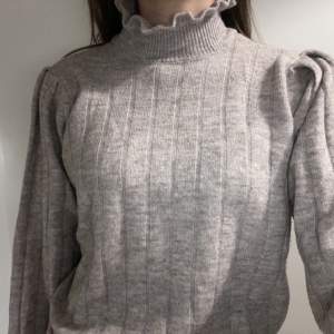 Såå gullig och unik tröja från Pieces. I en rosa/grå/beige färg. Köptes för 400kr men säljer för 90kr. 💕